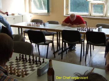 Der Chef organisiert